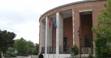 Bankat, transparencë për komisionet/ Rregullorja e re e Bankës së Shqipërisë: Qytetarët të informohen