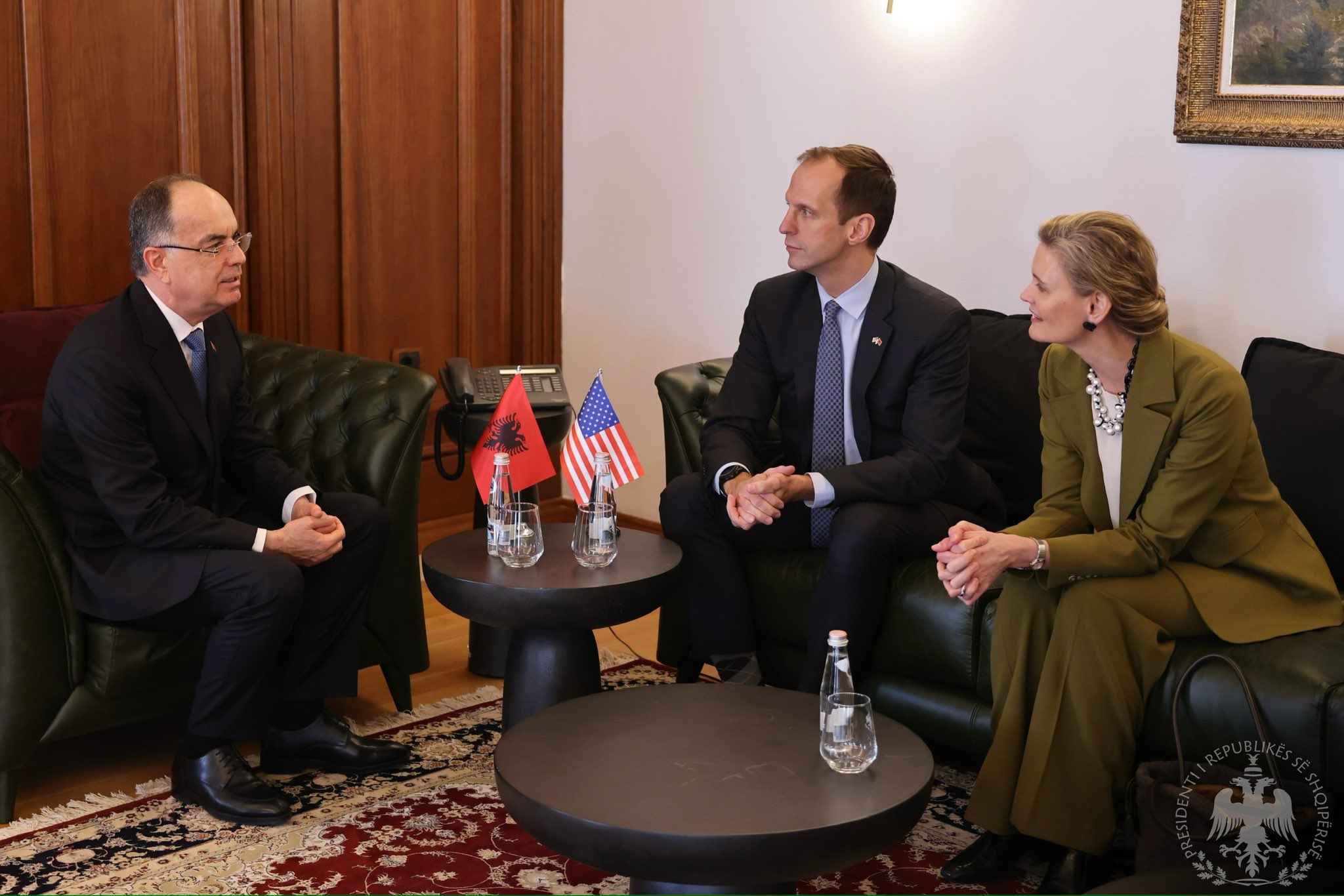 Begaj takohet me drejtorin e INL për Evropën e Azinë dhe VanHorn  Riafirmuan partneritetin tonë strategjik si aleatë të NATO s