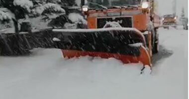 Pas reshjeve të shiut nis bora në Korçë, vijon puna për kriposjen e rrugëve