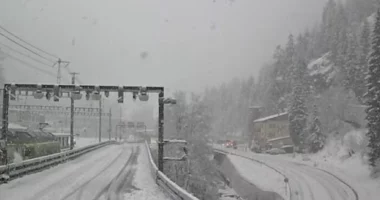 Treni del nga shinat në Zvicër pasi u godit nga orteku, disa të plagosur
