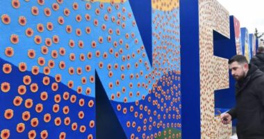 5000 emblema të UÇK-së i vendosen monumentit ikonik NEWBORN, në Ditën e Pavarësisë