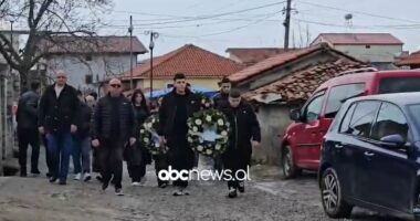 Mes dhimbjesh dhe lotësh, përcillen për banesën e fundit 4 trupat e pajetë të familjes Kola