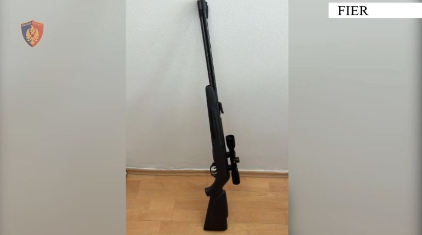 Qarkullonte me armë pa leje  Pranga 42 vjeçari në Fier  arrestohet dhe pasagjeri për moskallëzim krimi