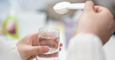 36 foshnje shfaqën simptoma të helmimit nga qumështi i kontaminuar, autoritet në Britani nisin hetimet