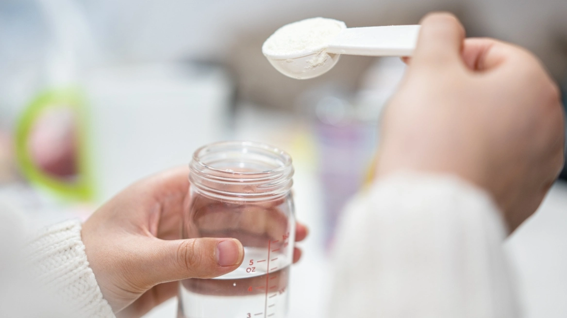 36 foshnje shfaqën simptoma të helmimit nga qumështi i kontaminuar  autoritet në Britani nisin hetimet