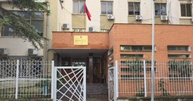 U akuzua për ngacmim seksual ndaj një të miture, gjykata e Fierit lë në ‘arrest shtëpie’ 71-vjeçarin
