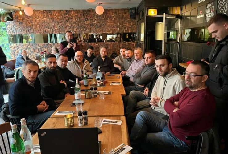 VIDEO  Tubimi për UÇK  familjarët e Thaçit  Veselit  Krasniqit e Selimit e ndjekin LIVE nga Haga