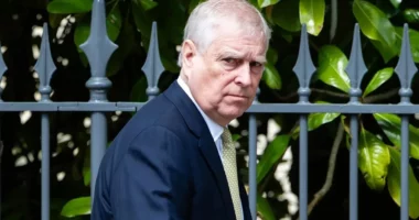 Kush është Princ Andrew/ Nga pilot deri te njeriu që humbi të gjitha titujt për shkak të lidhjeve me Epstein