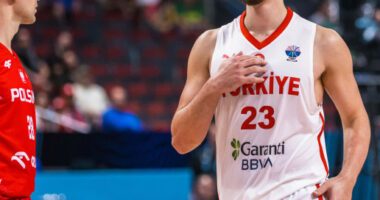 NBA “flet” turqisht/ Alperen shkëlqen për “Raketat” në triumfin në Indiana