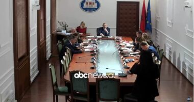 “Revolucion”…në tavolinë, PD braktis bojkotit/ Pas presionit nga PS dhe të vetët, Berisha pranon rikthimin në Komisionet e Reforma