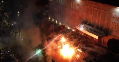 Protesta/ Pas molotovëve drejt Kryeministrisë, militantët drejtohen para Parlamentit