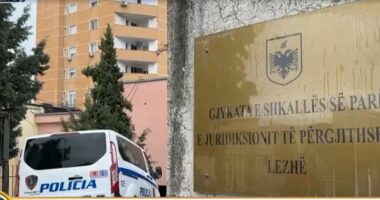 Sulmi me armë në Lezhë, polici në Gjykatë/ Nis seanca për efektivin që shtiu i pari