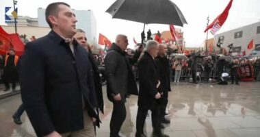 Ali Ahmeti i bashkohet marshit “Drejtësi, jo politikë”, pritet nga Nasim Haradinaj