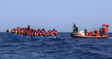 Përmbyset varka pranë Libisë, zhduken mbi 50 emigrantë