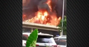 VIDEO/ Përfshihet nga flakët një qendër tregtare në Indonezi