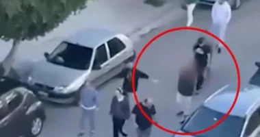 E dehur në timon, përplas 11 automjete, ndalohet nga policia greke 60-vjeçarja