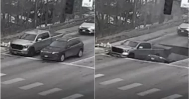 Pamje të frikshme/ Momenti kur një gropë ‘gëlltit’ dy makina në një rrugë në SHBA