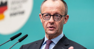 Berlini me sytë nga Pekini/ Merz në Kinë, shtrëngon duart me Xi jinping