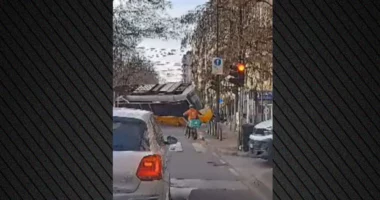 VIDEO/ Një viktimë dhe rreth 40 të plagosur në Milano! Momenti kur tramvaji del nga shinat dhe përplaset me një ndërtesë