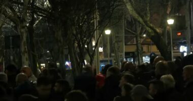 LIVE/ Vazhdon protesta e opozitës para Kuvendit, protestuesit hedhin molotovë