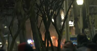 LIVE/ Vazhdon protesta e opozitës para Kuvendit, protestuesit hedhin molotovë