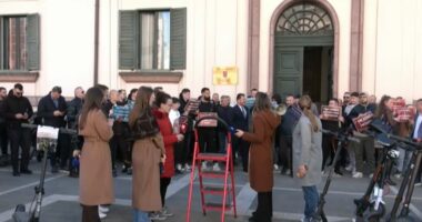 Rikthimi i monopatinave/ Të rinjtë protestë para Ministrisë së Brendshme