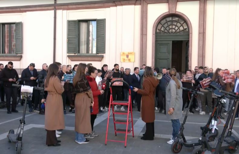 Rikthimi i monopatinave  Të rinjtë protestë para Ministrisë së Brendshme