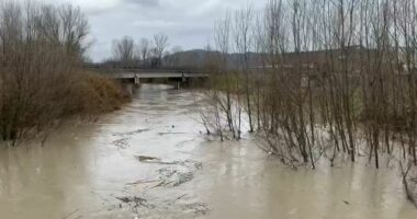 Moti i keq/ Lumi Ishëm del nga shtrati, bllokohen disa rrugë, dhjetëra hektarë tokë nën ujë