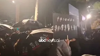 Protesta/ Balla: Grupi kriminal që mbulohet me çadra edhe pse nuk bie shi gati për molotovët e një plaku të rrjedhur