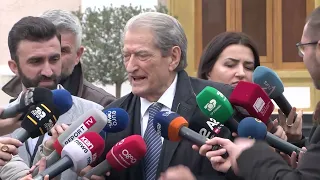 McAllister “çarmatos” protestën/ Berisha “shet” grupin e zjarrit: Elementë të dëshpëruar