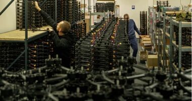 Zelensky: Ukraina do të hapë 10 qendra eksporti armësh në Evropë