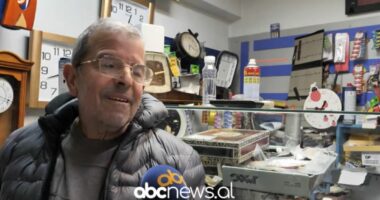 Gjysmë shekulli në riparimin e orave/ Historia e “usta” Mirjanit dhe frika për zhdukjen e zanatit