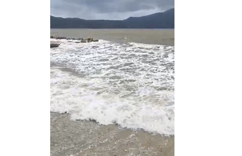 E rrallë në Orikum   Rritet niveli i detit  shkak moti i keq dhe baticat