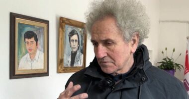 Portrete që flasin në heshtje/ Holli i Pallatit të Kulturës, pikturat e artistëve që kanë lënë gjurmë në skenë