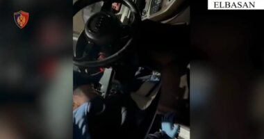 Fenelina dhe armë në automjet/ Elbasan, arrestohet 32 vjeçari