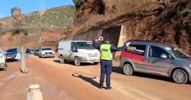 VIDEO/ Ndalohet kalimi i autobusëve dhe mjeteve të rënda në aksin Librazhd–Pogradec