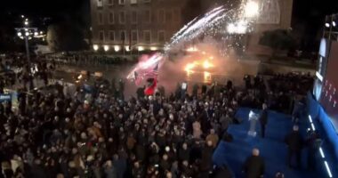 Përsëritet skenari/ Plas molotovi drej kryeministrisë pas fjalës së Berishës