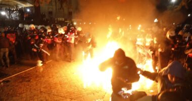 Molotovët në protestë/ Shtatë të miturit të ndalur dalin para gjykatës