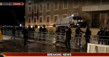 Protesta e opozitës/ Militantët hodhën flakadanë dhe gurë, lëndohet një efektiv policie