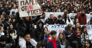 Tragjedia hekurudhore me 57 viktima/ Greqi, protesta dhe kaos, mbi 80 të arrestuar