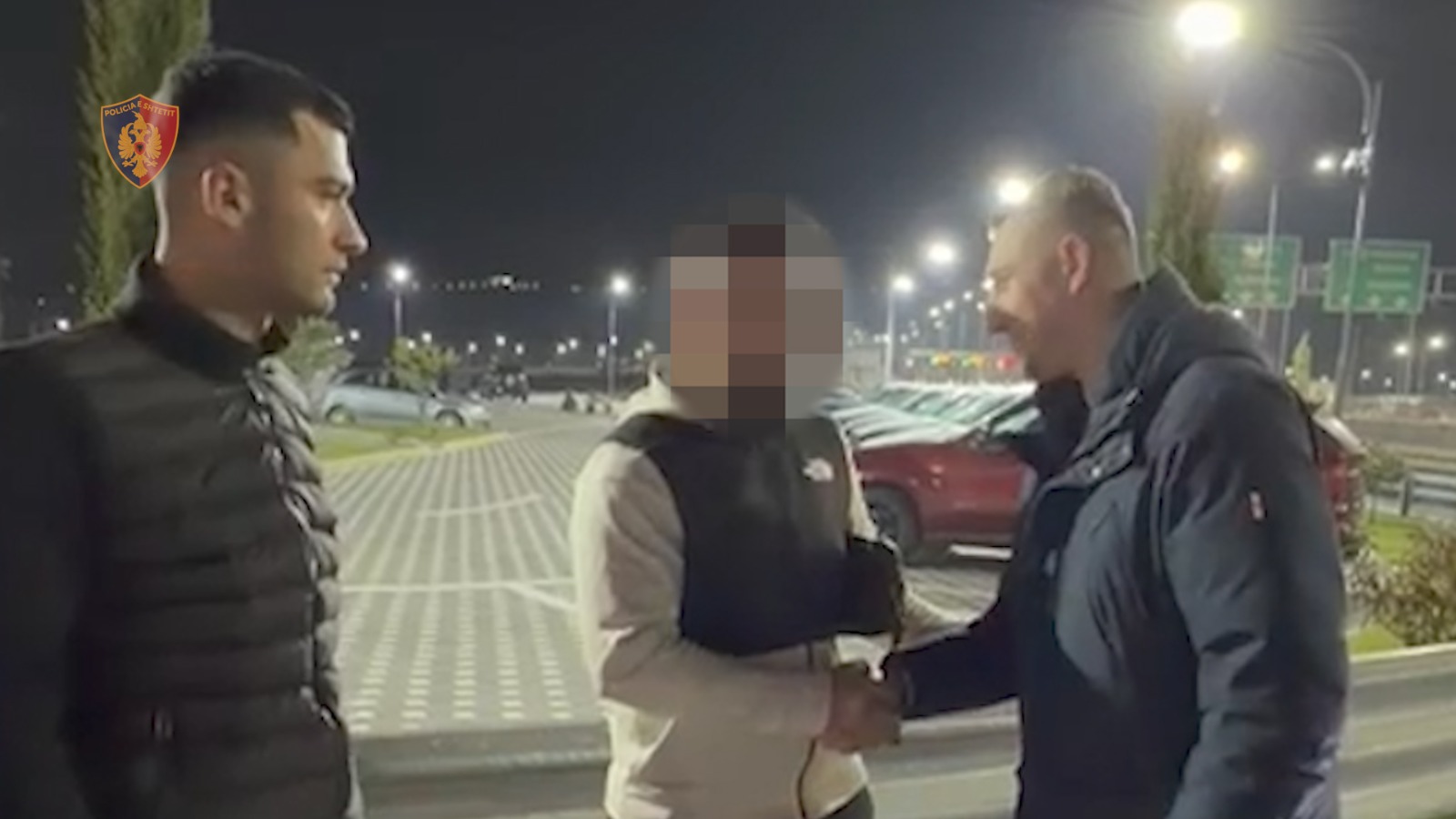 Punonjësit e Policisë  jashtë shërbimit gjejnë dhe kthejnë çantën me 1000 euro  dokumente dhe celular