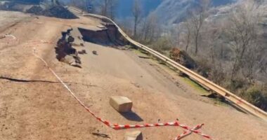 Pezullohet hapja e aksit Librazhd-Përrenjas/ Vazhdon rrëshqitja e tokës, rruga dytësore ka pësuar fundosje