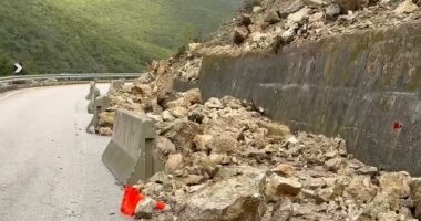 Moti i keq/ Masivi i gurëve shkëputet nga shpati në Qafën e Vishës, bllokohet njëri krah i rrugës