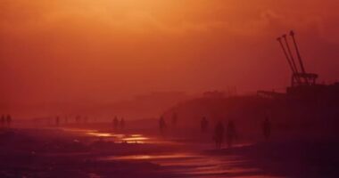 Fenomeni i rrallë “shi i kuq”, çfarë pritet të ndodhë në qiell?