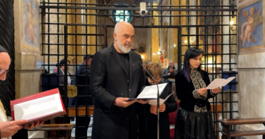 Vizita në Vatikan/ Lutja e kryeministrit Rama në bazilikën e Zojës së Këshillit të Mirë: Mbroje Shqipërinë dhe ndriço mendjet tona!