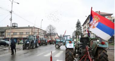 Fermerët serbë bllokojnë rrugët, kërkojnë subvencione më të larta dhe ndalim importesh