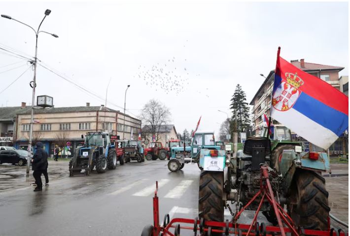 Fermerët serbë bllokojnë rrugët  kërkojnë subvencione më të larta dhe ndalim importesh