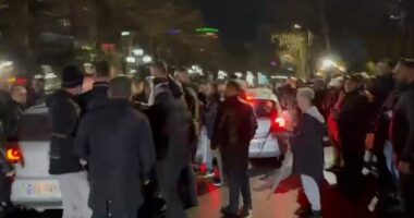 VIDEO/ Militantët e PD i bllokuan rrugën automjetit, sherr mes qytetarëve dhe shoferit