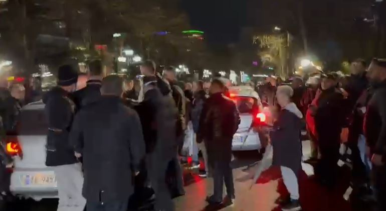 VIDEO/ Militantët e PD i bllokuan rrugën automjetit, sherr mes qytetarëve dhe shoferit