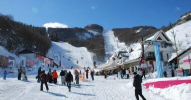 Turistë edhe në dimër/ INSTAT: Netqëndrimet e turistëve u rritën me mbi 39 për qind